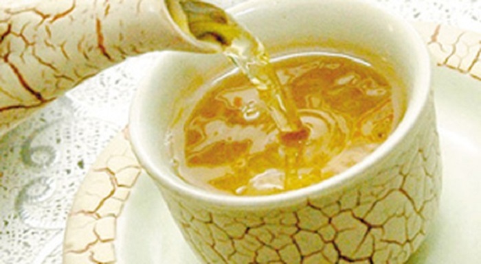 Trong trà cũng có caffein, khi mẹ bầu sử dụng sẽ có cảm giác hưng phấn, nhưng đồng thời cũng sẽ làm tăng yếu tố kích thích động thai.